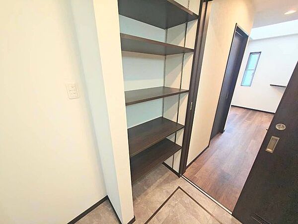 バスタオルやフェイスタオルはもちろん、パジャマや下着類、洗剤やシャンプーの買い置き、掃除用品、日用品の予備まで一箇所にすっきり収まります。