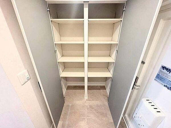 玄関にはシューズボックスの他に使い勝手の良い可動棚も完備。靴だけでなく、アウトドアグッズやお子様の遊具の収納など多用途に使えます。