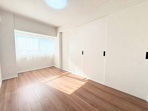 しっかりと採光を確保した明るいお部屋♪扉を開けるとリビングと一体となり開放感のある空間になります♪