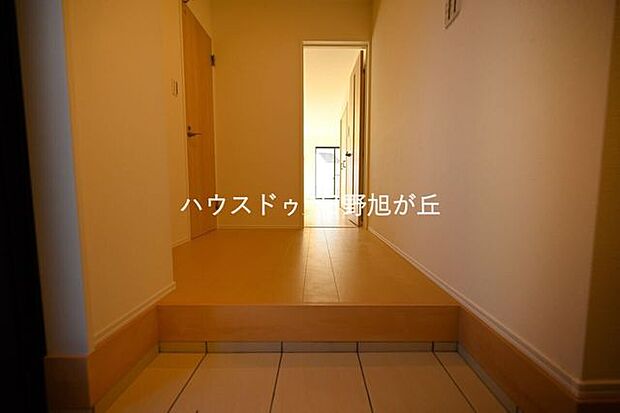 玄関から室内まで明るくスッキリ！毎日の出入りが気持ちよく、来客時の第一印象も◎