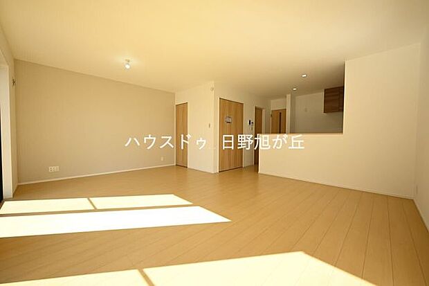 家族が自然と集まる広々LDK！家具配置がしやすく、理想のリビングづくりが楽しめます。