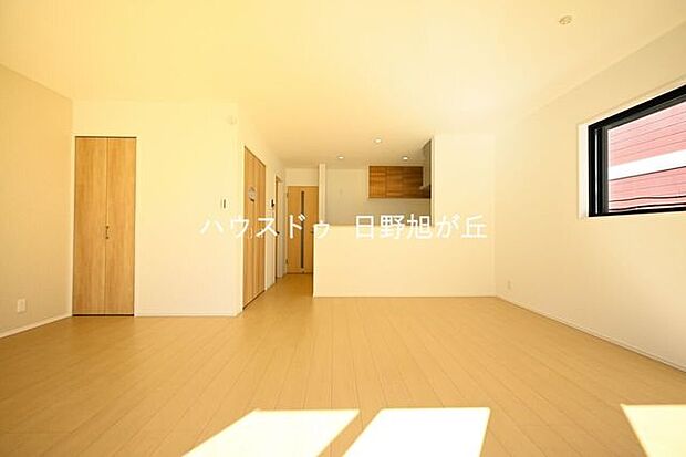 大きな窓から明るい陽光が差し込むリビング。日中は照明いらずの心地よい空間です。