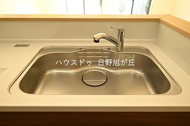 広々シンクで洗い物もラクラク。大きな鍋やフライパンもストレスなく洗えるサイズ感が嬉しいポイント！