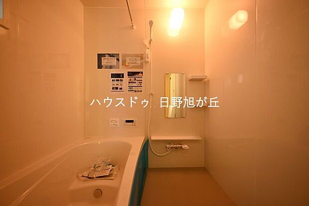 清潔感あるバスルームで1日の疲れをリセット。ゆったり浴槽でリラックスタイムが叶います。