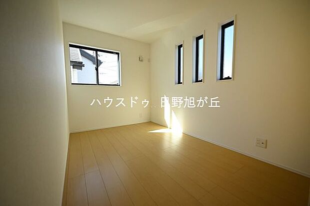 スリット窓が並ぶスタイリッシュな洋室。外からの視線を抑えつつ、しっかり明るさを確保できる設計で、寝室・書斎どちらにもおすすめです。