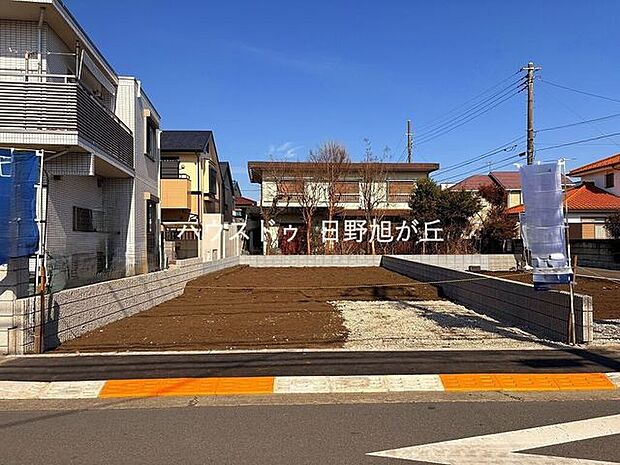 お隣との間隔も確保された、ゆとりある敷地設計。建築が進むにつれて、理想の間取りが形になっていく様子を今から楽しみに見守ることができます。日野市新町ならではの落ち着いた空気感を、ぜひ現地でご体感ください