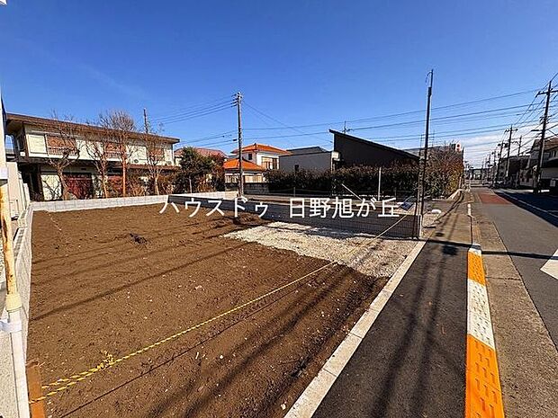 お車の出し入れもスムーズに行える、ゆとりある道路状況です。近隣には公園や買い物施設も点在し、利便性と静穏が両立したエリア。6月の完成時には、この美しい街並みに溶け込む素敵な新居が誕生します。