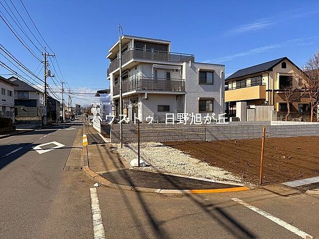 幅員にゆとりがあり、視界が開けた開放的な前面道路です。交通量が少なく静かな環境のため、小さなお子様がいるご家庭も安心。整然とした街並みに調和する、清潔感と安心感に包まれたアプローチが広がっています。