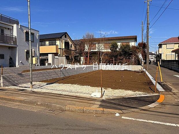 視界が開けた開放感抜群の前面道路。交通量も落ち着いており、小さなお子様がいるご家庭も安心の環境です。小学校まで徒歩5分という近さも魅力で、毎日の通学を優しく見守れる、子育て世代に嬉しい立地です。