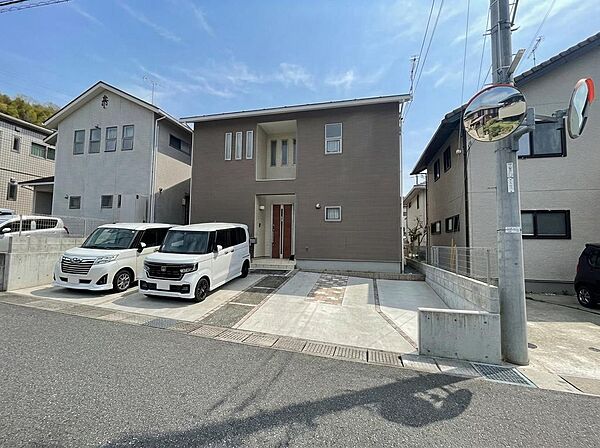 前面道路は幅員約4.9mで車の出入りもスムーズ