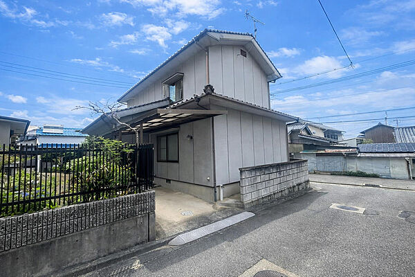 屋根付き駐車場スペース。前面道路は4.15ｍあり駐車も楽々です。