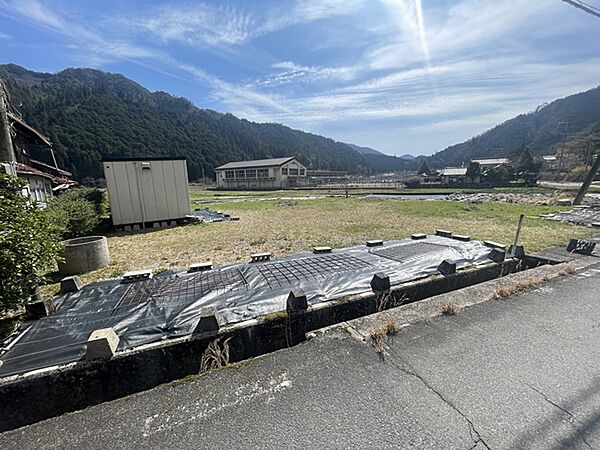 宅地。前面道路は市道で幅員良好、水道管の配管あり。