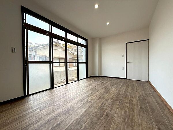 【１Ｆ洋室】大きな窓から自然光が差し込む７．５帖の洋室。主寝室や趣味部屋としても活用できます。