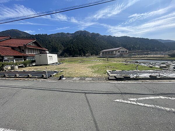 宅地。前面道路は市道で幅員良好、水道管の配管あり。