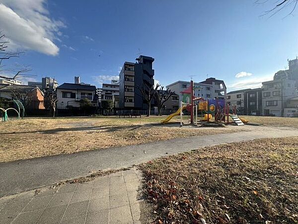 小柳公園小さなお子様も楽しめる幼児用の遊具があり、公園半分は芝生で覆われています。見通しもよく子供たちを安心して遊ばせられます。春には桜も綺麗に咲き、落ち着いた雰囲気で過ごせる公園です。 1090m