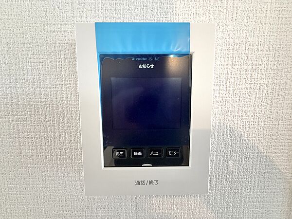 ■ TVカラーモニターインターホン来訪者を映像で確認できるTVカラーモニターインターホン付き。不在時や夜間でも安心して対応でき、防犯性を高めます。