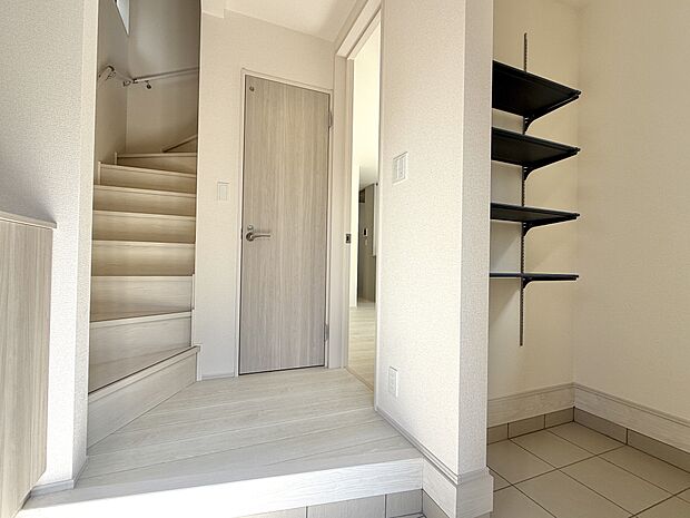 ■玄関毎日の「いってきます」と「ただいま」を心地よく演出。落ち着きと清潔感に包まれた安心のエントランスです。