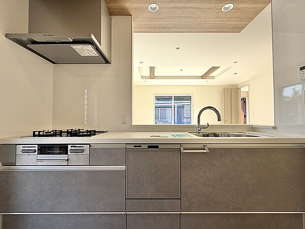 ■対面キッチン光と風を感じられる明るいキッチンスペース。開放感あふれる設計が、日々の家事を心地よくサポートします。