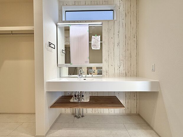 ■三面鏡洗面台使いやすさに配慮した三面鏡洗面台。細かな身だしなみまで確認でき、毎日を気持ちよくスタートできます。