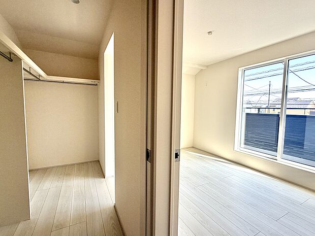 ■ウォークインクローゼットゆとりあるウォークインクローゼットで、衣類や小物をまとめて収納。整理しやすく、毎日の身支度も快適です。