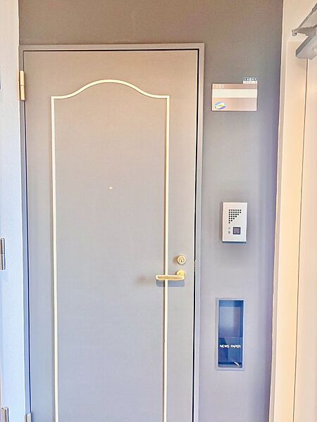 室内ドアは空間に調和するシンプルなデザイン。開閉もスムーズで、住まい全体の統一感を高めます。細部まで丁寧に整えられた仕様が、上質な暮らしを演出します。