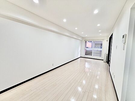 約14.7帖のリビングは南向きで明るく開放的。家族が自然と集まる、居心地の良い空間が広がります。