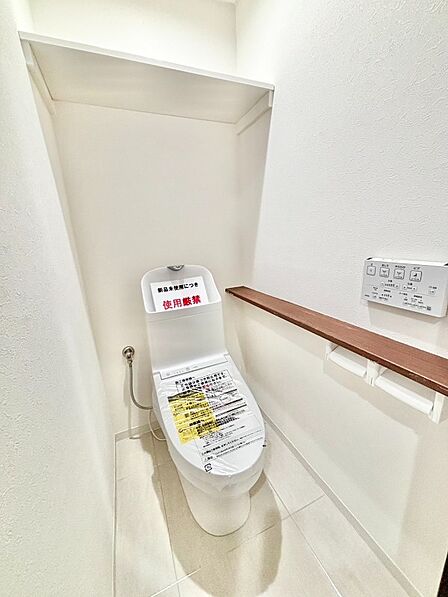 シンプルで清潔感のあるトイレ空間。毎日気持ちよく使える仕様となっています。