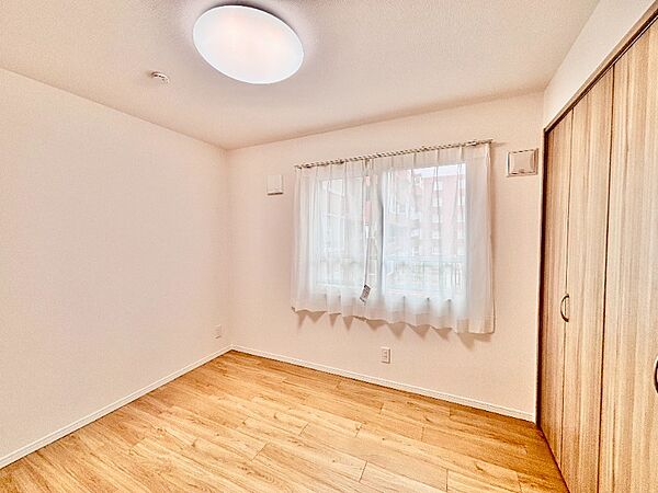各居室はシンプルで使いやすい設計。寝室や子ども部屋など多用途に活用可能です。