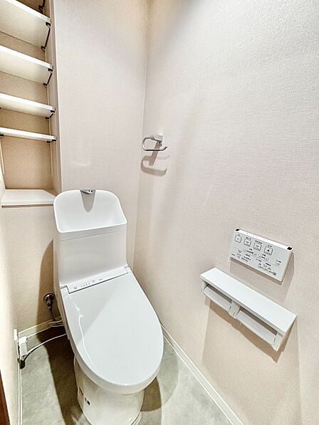 清潔感ある内装でまとめられたトイレ空間。コンパクトながら使いやすい設計で、来客時にも安心してご利用いただけます。