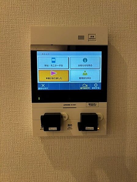 モニター付きインターホンにスマート機器を組み合わせた、便利なオートロックシステム。 不審者の侵入を防ぐ防犯性の高さはもちろん、留守中の来客確認やワンタッチでの快適な操作性が魅力です。 一人暮らしやフ