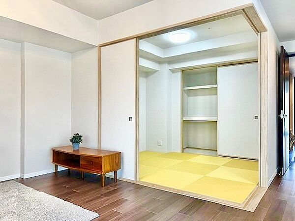 リビング隣接で扉を開ければ大空間へ！インテリアのアクセントになるイエローの縁なし畳が華やかな和モダン空間。布団もスッキリ仕舞える大容量の押し入れ収納付きで、客間やお子様の遊び場にも最適です。