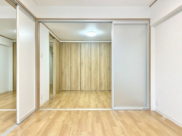 光を通す可動引き戸で隣室とフラットに繋がる奥行きある空間！正面奥には壁一面の6枚折れ戸クローゼットを完備。木目の温もりと自由な空間アレンジが魅力の、使い勝手抜群なフレキシブル洋室です。