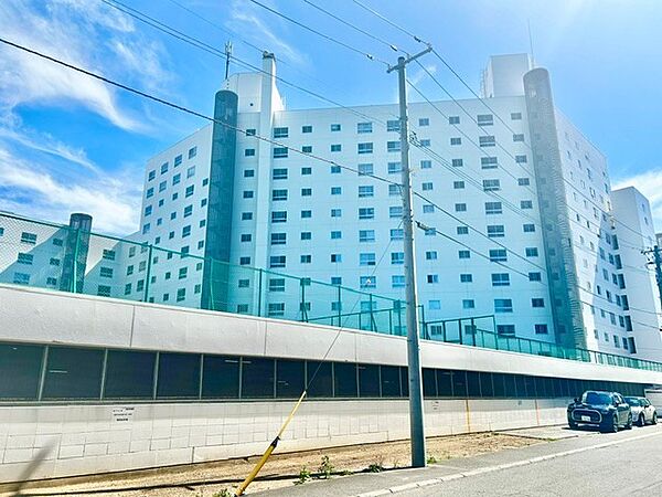 地下鉄「西28丁目」駅徒歩2分の好立地！1階に東光ストアが併設され買い物が極めて便利です。管理人常駐の大規模マンションで管理体制も良好。円山エリアの充実した住環境と利便性を享受できる人気の物件です。