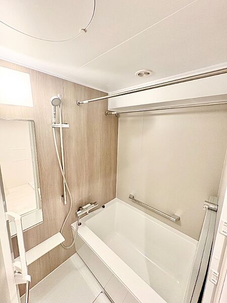 浴室の床は、乾きやすく、滑りにくい素材を採用！水はけが良いので、カビの発生を抑えられ、毎日のお掃除もグッと楽になりますよ♪