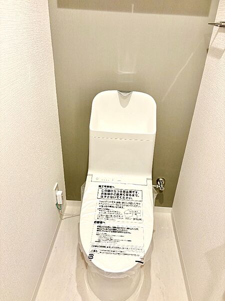 タンクがないタンクレストイレは、見た目がスッキリして、トイレ空間も広々！圧迫感がなく、ゆったりとした気分で使えそうですね♪