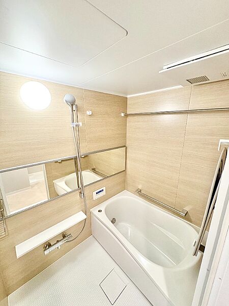 明るい色調のパネルや、ゆったりした浴槽♪まるでホテルのような、上質な雰囲気の浴室で、毎日快適なバスタイムをお過ごしいただけます！