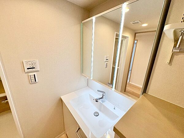 明るいLED照明付きの洗面台！お顔全体を明るく照らしてくれるので、メイクのムラや髭のそり残しなども防げて、身支度がはかどります♪