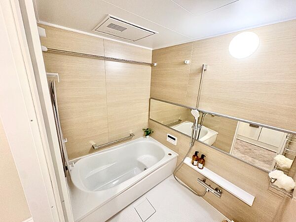 浴室の床は、乾きやすく、滑りにくい素材を採用！水はけが良いので、カビの発生を抑えられ、毎日のお掃除もグッと楽になりますよ♪