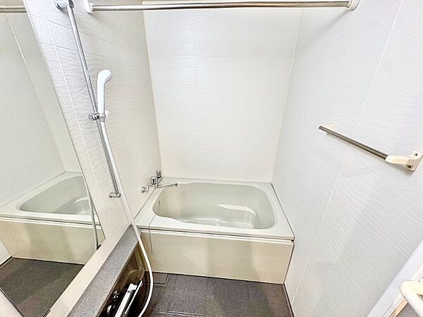 白を基調とした、清潔感あふれる浴室！毎日使う場所だからこそ、キレイで明るいと、朝のスタートも気持ちが良いですね♪