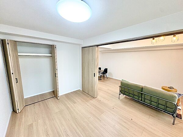 大画面テレビも余裕で置けるワイドなリビング！家具の配置も考えやすく、ご家族の好みに合わせたインテリアコーディネートを楽しめそうですね♪