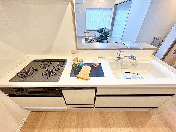 リビングで遊んだり、宿題をしたりするお子様を見守りながらお料理ができる対面キッチン♪ご家族とのコミュニケーションが自然と生まれます！