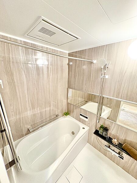 明るい色調のパネルや、ゆったりした浴槽♪まるでホテルのような、上質な雰囲気の浴室で、毎日快適なバスタイムをお過ごしいただけます！