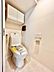 トイレ：白で統一された清潔感あふれる快適なトイレ空間！手洗い付き温水洗浄便座を採用し、使い勝手も良好です。上部にはトイレットペーパーなどをすっきり隠して収納できる便利な扉付き吊戸棚を完備しています。