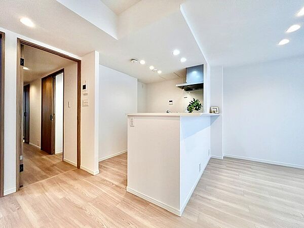 白を基調としたすっきり清潔感のある対面カウンターキッチン！ダイニングや廊下へのアプローチもスムーズで、家事動線に優れています。手元を隠せるカウンター付きで、生活感を抑えた空間づくりが可能です。