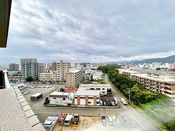 大きな空と街並み、豊かな緑を贅沢に見渡せる開放的なロケーション！高台からの見晴らしの良さが際立ち、日当り・通風ともに期待できます。日常に心地よい開放感をもたらす魅力的な眺望です。