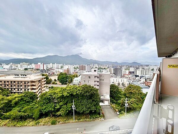 バルコニーから雄大な山並みと街並みを一望できる圧巻のパノラマビュー！目の前を遮る建物がなく、心地よい風と陽光を感じられる高台立地ならではの爽快なロケーションです。