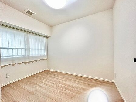 白を基調としたクロスと温もりある木目調フロアが美しい洋室!窓からの自然光がお部屋全体を明るく包み込みます。シンプルなデザインで家具の配置もしやすく、寝室や書斎など多目的に使える快適な空間です。