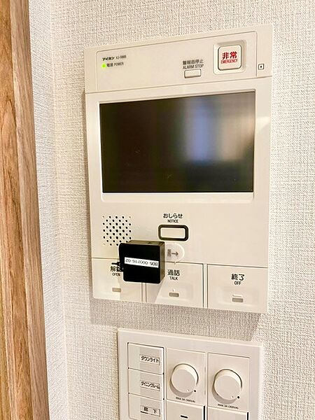 モニター付きインターホンにスマートロック端末（SwitchBot）を後付けした便利なスマートオートロック！スマホからの遠隔解錠やハンズフリー解錠に対応し、日々の生活利便性と防犯性を高めてくれます。