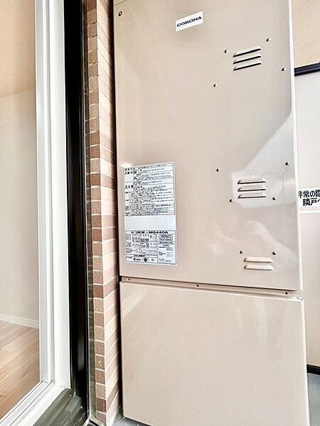 バルコニー設置型で室内空間を圧迫しない便利な灯油ボイラー！肌寒い季節もしっかりお湯を供給し、日々の快適な暮らしを支えます。居住スペースを有効活用できる、すっきりとした機能的な配置です。