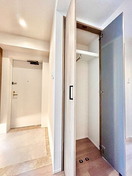 玄関近くに配された便利なハンガーパイプ付きクローゼット！帰宅後すぐにコートやジャケットをサッと掛けられ、お部屋に汚れや花粉を持ち込みません。お出かけ前の身支度もスムーズに行える機能的な収納です。